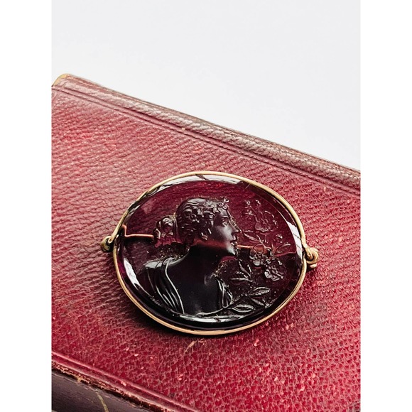 Antique Amethyst/Purple Glass Cameo C Clasp Brooch • Antique Brooch - Picture 3 of 5